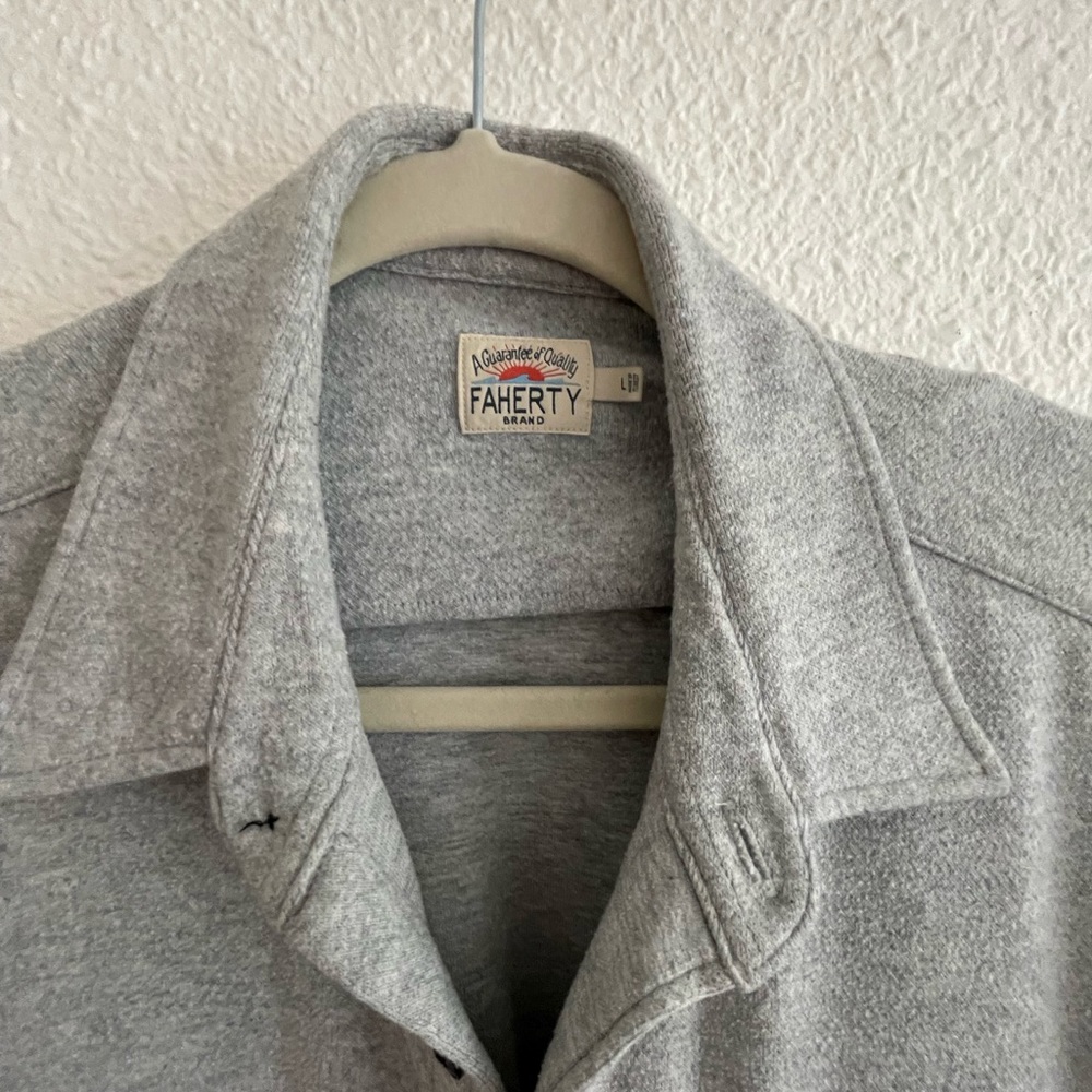 TWO Faherty Legend sweater shirts in grey twill and olive - Picture 3 of 16